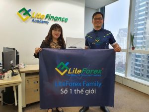 LiteForex trao tặng chiếc Macbook cho khách hàng may mắn trong chương trình "LiteForex chúc mừng năm mới 2020"